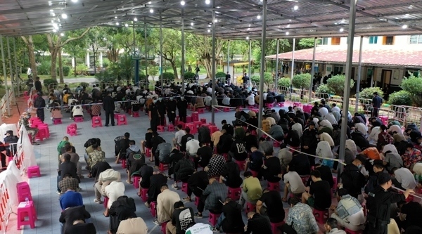 2349名電信網(wǎng)絡(luò)詐騙犯罪嫌疑人一次性移交我方。公安部供圖