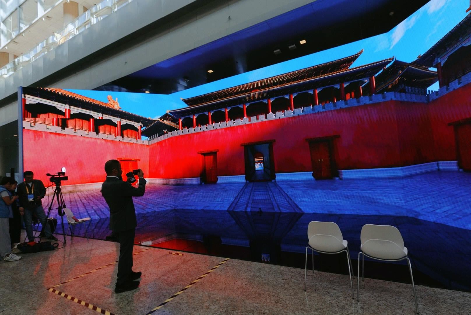 位于新聞中心的科技文化互動展示區(qū)。人民網(wǎng)記者 許維娜攝