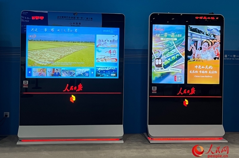 位于新聞中心的人民日報電子閱報欄。人民網(wǎng)記者 杜燕飛攝