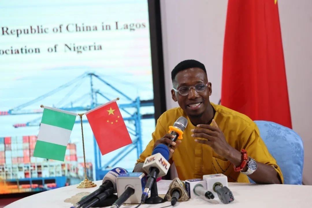 尼日利亞孔子學(xué)院留華同學(xué)會(huì)會(huì)長吳文仲分享經(jīng)驗(yàn)。駐拉各館總領(lǐng)館供圖