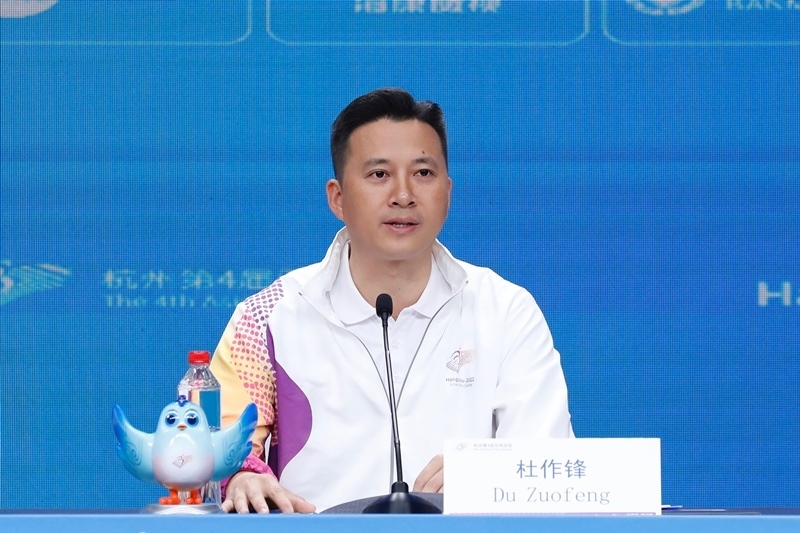 杭州亞殘運(yùn)會(huì)火炬?zhèn)鬟f指揮中心副指揮長(zhǎng)杜作鋒介紹火炬?zhèn)鬟f工作安排。杭州亞殘組委供圖