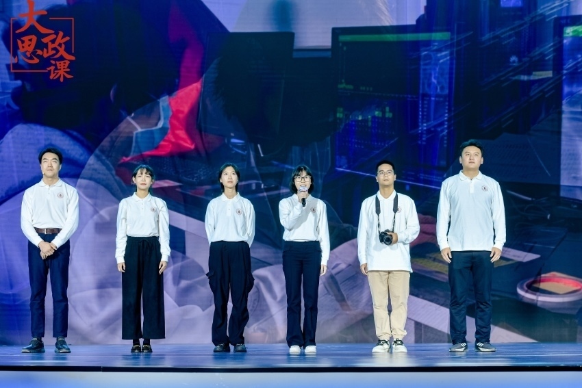 四川大學(xué)三星堆遺址考古隊(duì)隊(duì)長(zhǎng)、考古文博學(xué)院教授黎海超和四川大學(xué)三星堆遺址考古隊(duì)隊(duì)員們