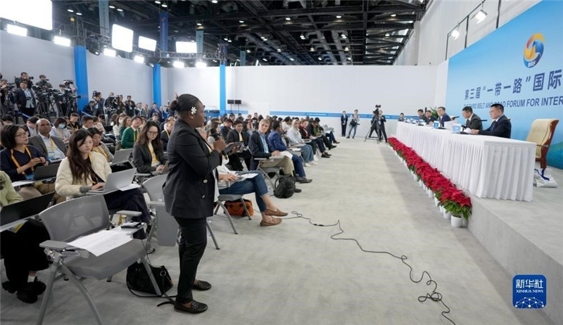 10月16日，第三屆“一帶一路”國(guó)際合作高峰論壇新聞中心在北京國(guó)家會(huì)議中心舉行首場(chǎng)吹風(fēng)會(huì)，邀請(qǐng)自然資源部國(guó)際合作司和相關(guān)單位負(fù)責(zé)人介紹有關(guān)情況，并回答記者提問。新華社記者 王毓國(guó)攝