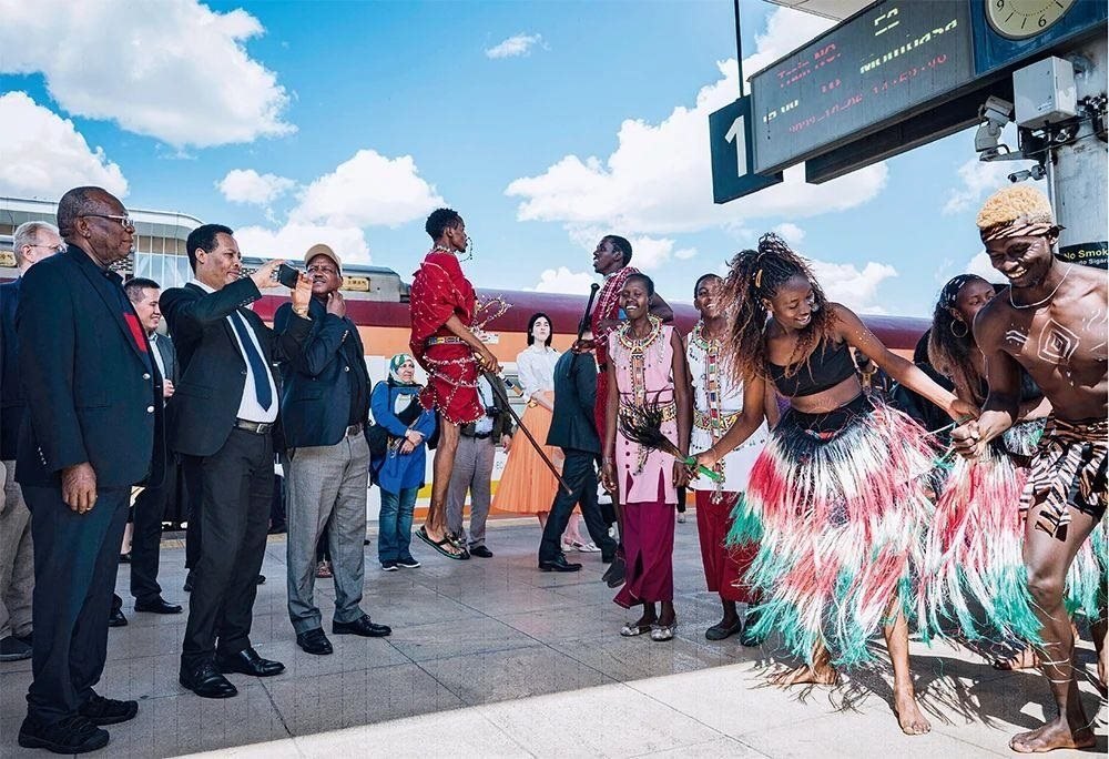 △2023年10月6日，多國(guó)駐肯使節(jié)在肯尼亞內(nèi)羅畢的蒙內(nèi)鐵路內(nèi)羅畢站觀看文藝演出。