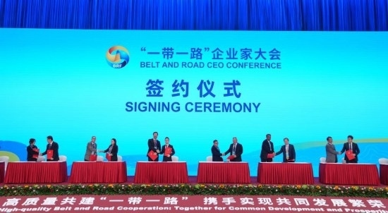 這是10月17日拍攝的簽約儀式現(xiàn)場。當日，“一帶一路”企業(yè)家大會在北京召開。（新華社記者王毓國攝）