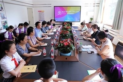 圖⑤：法治宣講結(jié)束后，重慶五中院組織召開(kāi)座談會(huì)，聽(tīng)取人大代表和朵力小學(xué)教師、家長(zhǎng)代表對(duì)法院未成年人保護(hù)工作的意見(jiàn)建議。