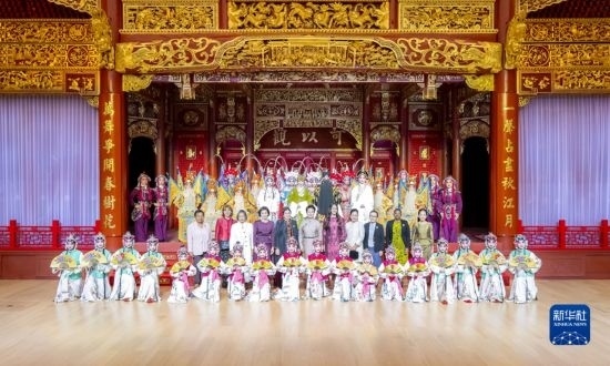  10月18日上午，國家主席習近平夫人彭麗媛邀請出席第三屆“一帶一路”國際合作高峰論壇的外方領(lǐng)導人夫人參觀中國工藝美術(shù)館（中國非物質(zhì)文化遺產(chǎn)館）。這是彭麗媛同外方領(lǐng)導人夫人與文藝演出演職人員合影。新華社記者 丁林 攝