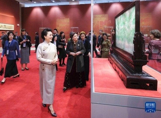  10月18日上午，國家主席習近平夫人彭麗媛邀請出席第三屆“一帶一路”國際合作高峰論壇的外方領(lǐng)導人夫人參觀中國工藝美術(shù)館（中國非物質(zhì)文化遺產(chǎn)館）。這是彭麗媛同外方領(lǐng)導人夫人參觀展品。新華社記者 丁林 攝