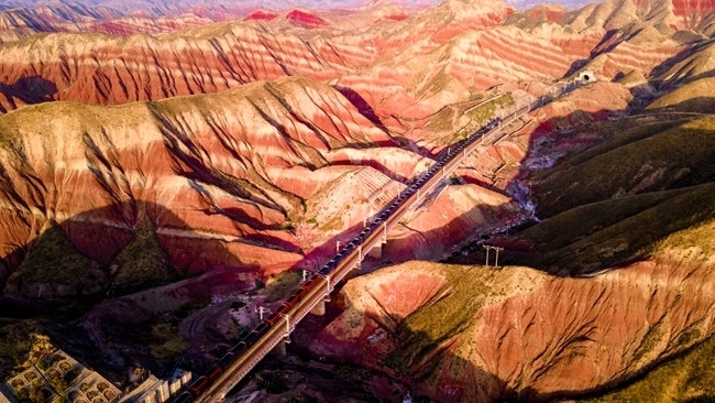 穿越丹霞地貌的火車。蘭州局集團公司融媒體中心供圖