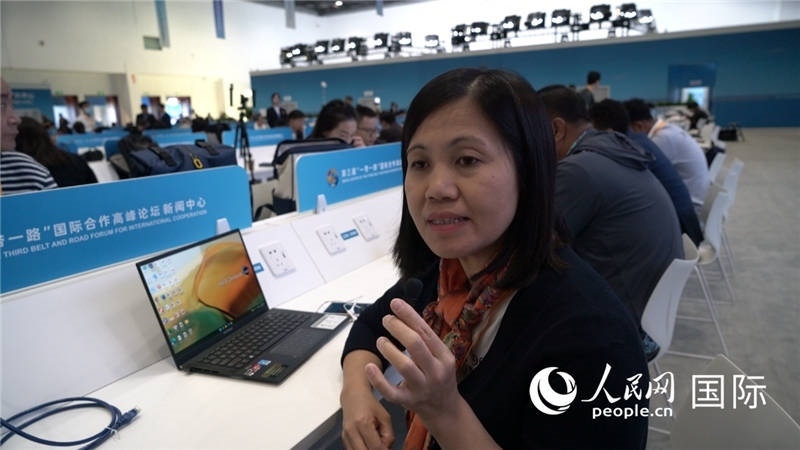 越南之聲廣播電臺(tái)記者胡鴻行（音譯，H? H?ng H?nh）與記者交談。人民網(wǎng) 楊春燕攝