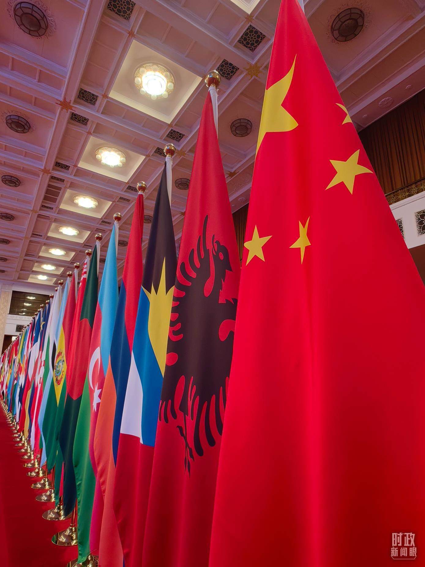 △開幕式會(huì)場(chǎng)內(nèi)整齊排列的旗幟。（總臺(tái)央視記者楊波拍攝）