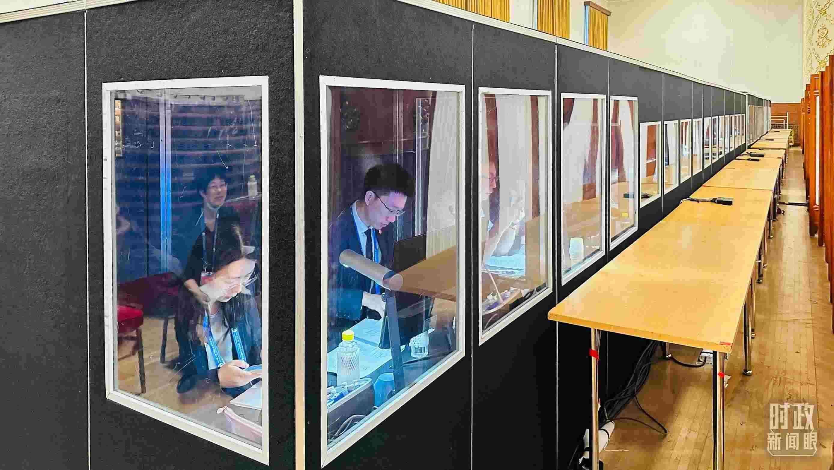 △開幕式現(xiàn)場(chǎng)的多語種同傳間。（總臺(tái)國(guó)廣記者時(shí)冉拍攝）