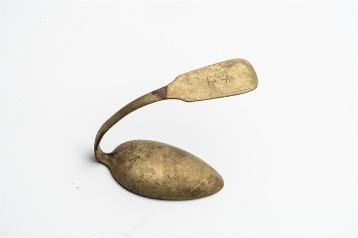 鏨刻“來(lái)遠(yuǎn)”的湯勺。國(guó)家文物局供圖