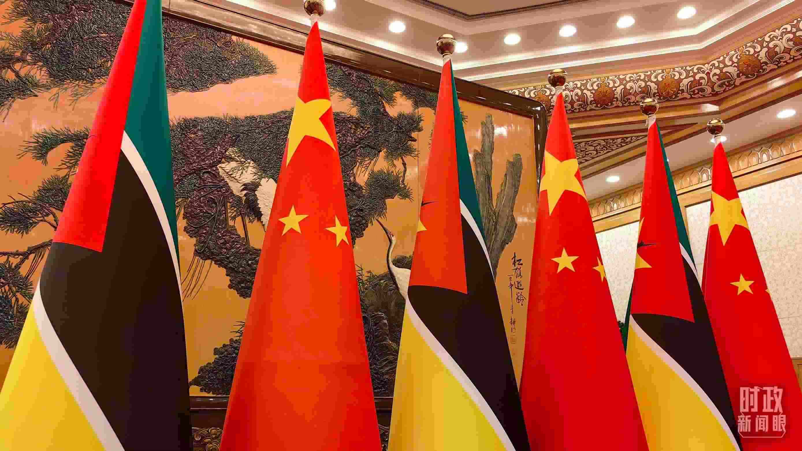 △會(huì)見現(xiàn)場，中國、莫桑比克兩國國旗。（總臺(tái)央廣記者潘毅拍攝）