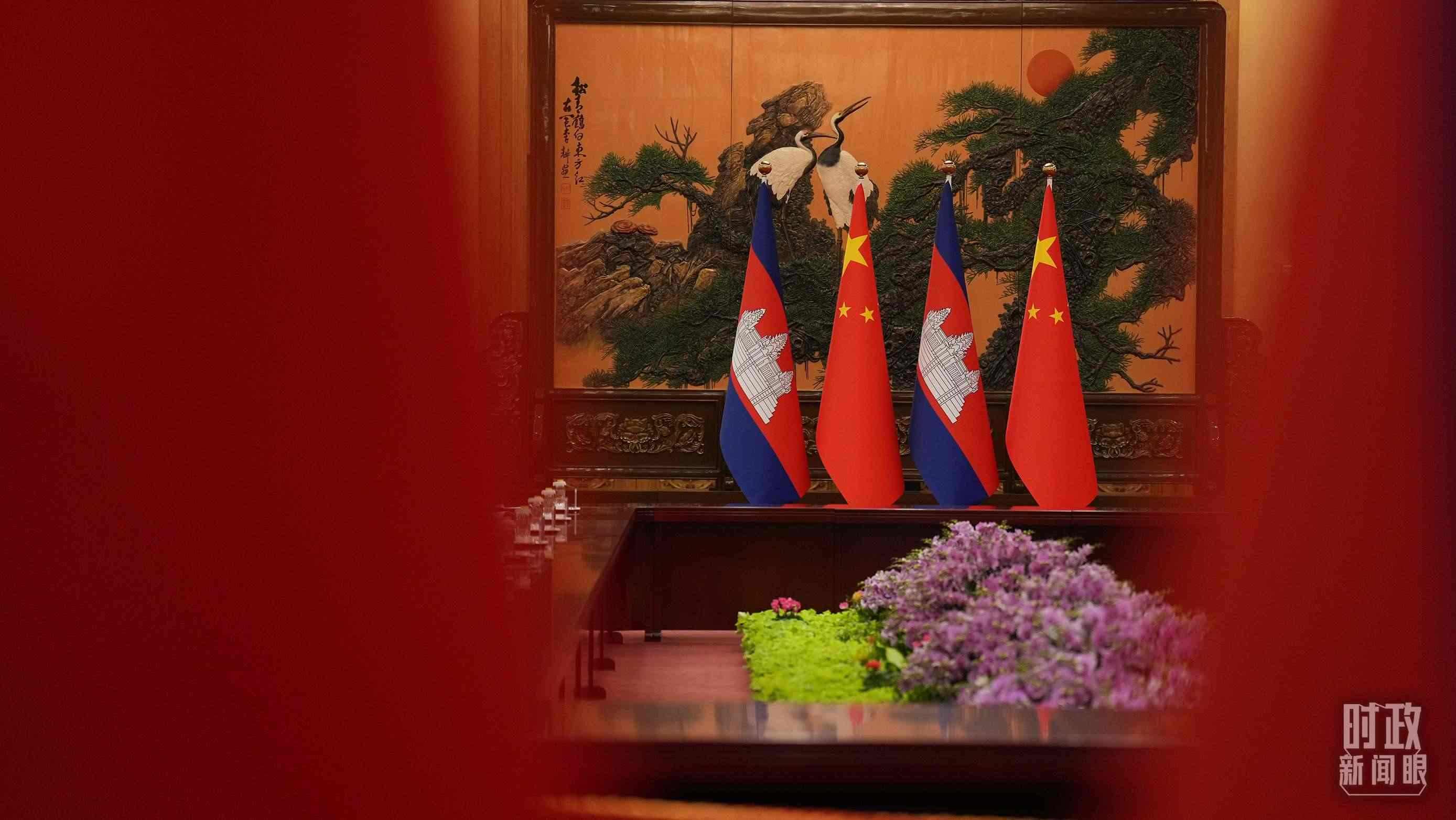 △人民大會(huì)堂，中柬兩國領(lǐng)導(dǎo)人會(huì)見現(xiàn)場。（總臺(tái)國廣記者李晉拍攝）