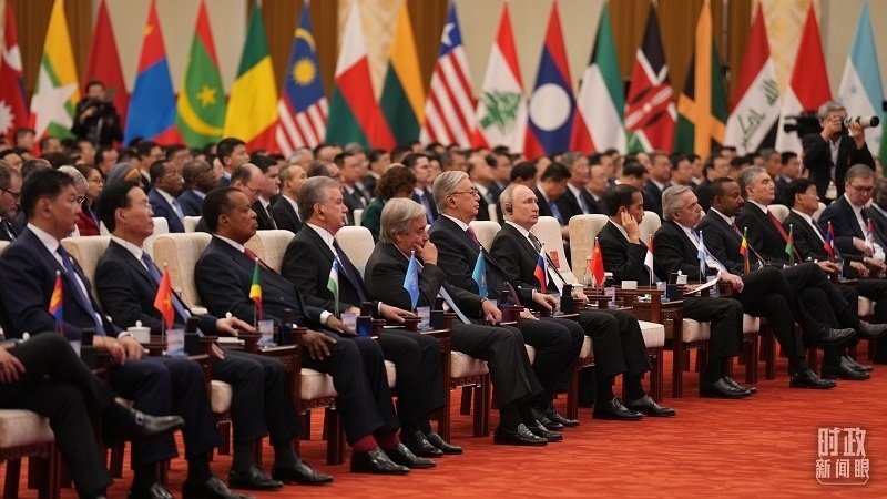 △18日上午，外方領(lǐng)導(dǎo)人在開幕式上聆聽習(xí)近平主席主旨演講。（總臺(tái)國廣記者李晉拍攝）