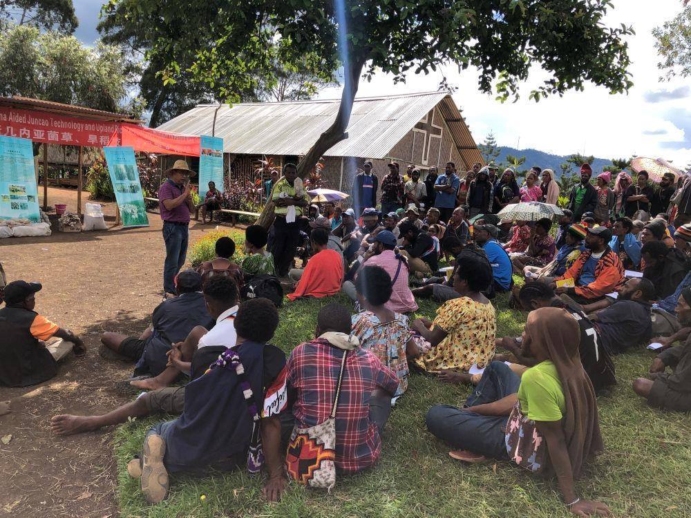 △2020年12月15日，中國專家在巴布亞新幾內(nèi)亞東高地省中國援助巴新菌草和旱稻技術(shù)項目第9期培訓(xùn)班上授課。