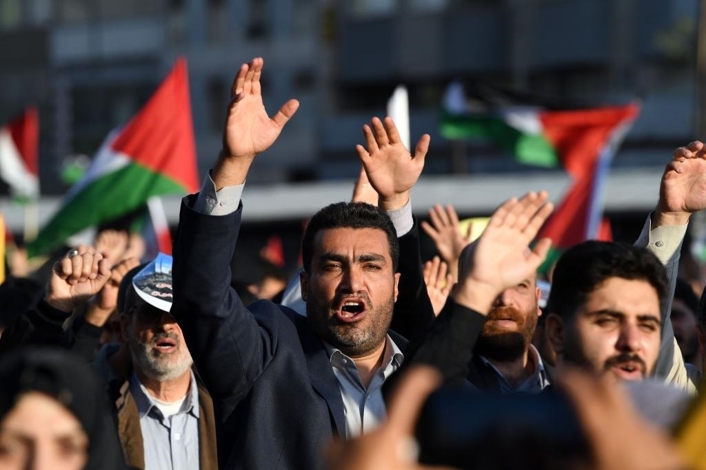 10月18日，人們在伊朗德黑蘭舉行集會。當日，突尼斯、土耳其、伊朗等多國民眾舉行集會，表達對巴勒斯坦人民的支持，并譴責針對加沙城醫(yī)院的襲擊。新華社記者 沙達提 攝