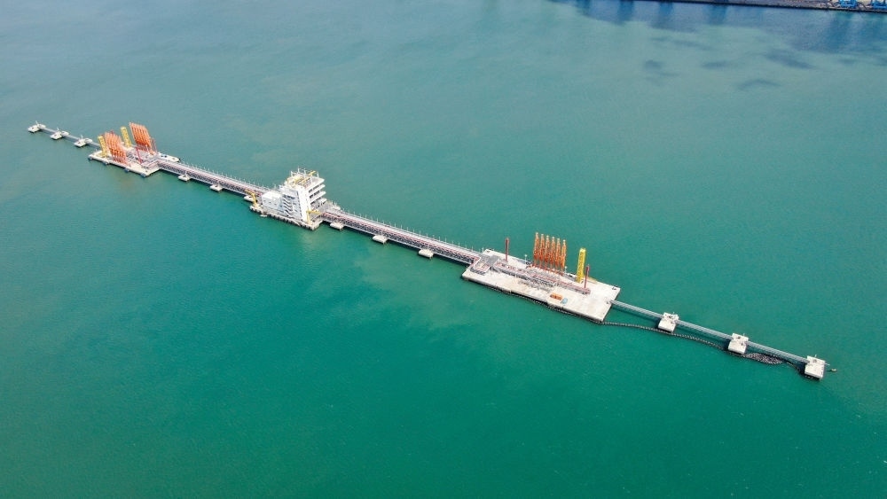 這是肯尼亞蒙巴薩油碼頭（2023年9月20日攝，無人機(jī)照片）。新華社發(fā)（中國交通建設(shè)股份有限公司肯尼亞蒙巴薩新建油碼頭項(xiàng)目部供圖）