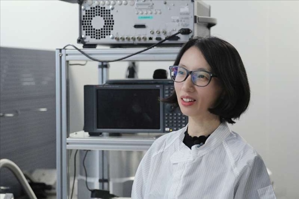 李婧在中國科學(xué)院紫金山天文臺毫米波和亞毫米波技術(shù)實驗室。（受訪者供圖）