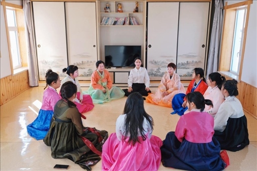 2023年6月，楊麗娜（后中）對擔(dān)任民宿管家的光東村村民們進行標(biāo)準(zhǔn)化培訓(xùn)。（新華社記者金津秀攝）