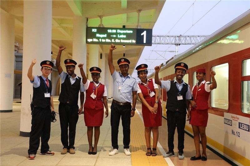 中埃員工組成的亞吉鐵路運營團(tuán)隊。 中國土木工程集團(tuán)有限公司供圖