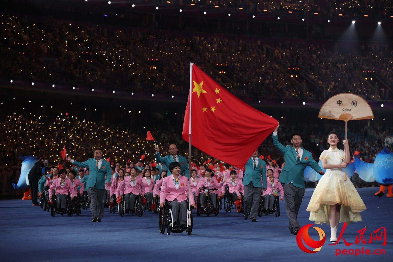 開幕式上，中國體育代表團(tuán)入場。人民網(wǎng) 周靜圓攝