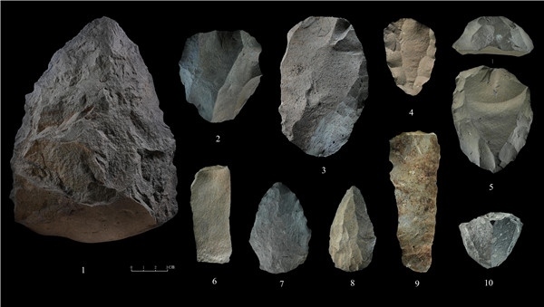 石制品 1.手斧 2、4、5.勒瓦婁哇石核（循環(huán)剝片法、優(yōu)先剝片法）3.勒瓦婁哇石葉石核 6.勒瓦婁哇石葉 7、8.勒瓦婁哇尖狀器 9.石葉 10.錐形石葉石核。中肯聯(lián)合考古隊(duì)供圖