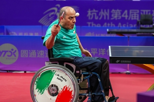 10月23日，杭州第4屆亞殘運(yùn)會(huì)乒乓球男子單打Class2小組循環(huán)賽舉行。圖為伊朗隊(duì)選手哈?！ず?jiǎn)費(fèi)尚在比賽中。圖片來源：杭州亞殘組委會(huì)