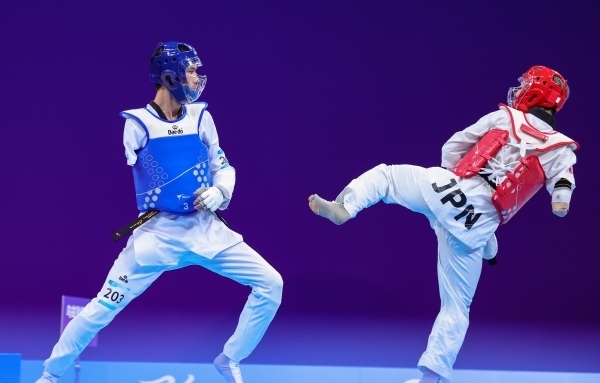 10月23日，杭州第4屆亞殘運(yùn)會(huì)跆拳道男子K44級(jí)58公斤級(jí)銅牌賽舉行。圖為烏茲別克斯坦隊(duì)選手桑賈貝克·穆赫托羅夫(左)和日本隊(duì)選手阿渡健太在比賽中。圖片來源：杭州亞殘組委會(huì)