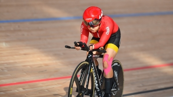 10月23日，杭州第4屆亞殘運(yùn)會(huì)場(chǎng)地自行車女子個(gè)人C4-5級(jí)3000米追逐賽金牌賽舉行。圖為中國(guó)隊(duì)選手季子賢在比賽中。圖片來源：杭州亞殘組委會(huì)