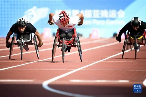 10月23日，中國(guó)選手龔文浩（左二）在杭州第4屆亞殘運(yùn)會(huì)男子100米-T34決賽的比賽中。他以15秒55的成績(jī)獲得該項(xiàng)目銀牌。新華社記者 江漢攝
