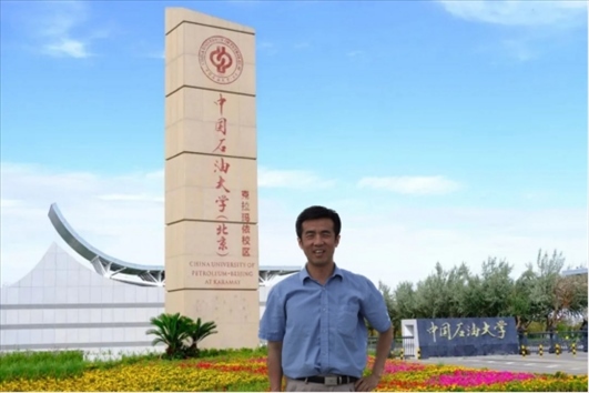 北京交通大學(xué)“銀齡教師”黃曉鳴。校方供圖