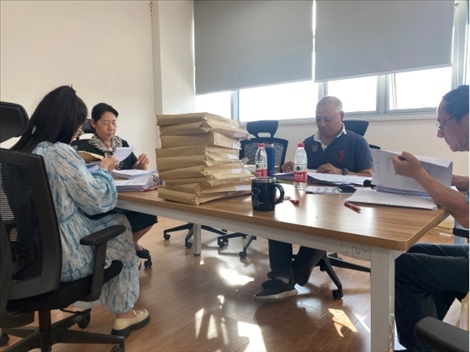 北京交通大學(xué)退休教師田立年與當(dāng)?shù)貛熒谝黄?。校方供圖