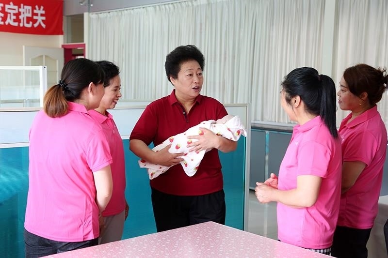 △2021年6月2日，卓長立（中）指導(dǎo)正在接受培訓(xùn)的家政服務(wù)員。