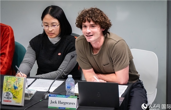 4、英國(guó)漢學(xué)家沈如風(fēng)對(duì)中國(guó)文學(xué)譯作的未來充滿期待。郭錦標(biāo)攝