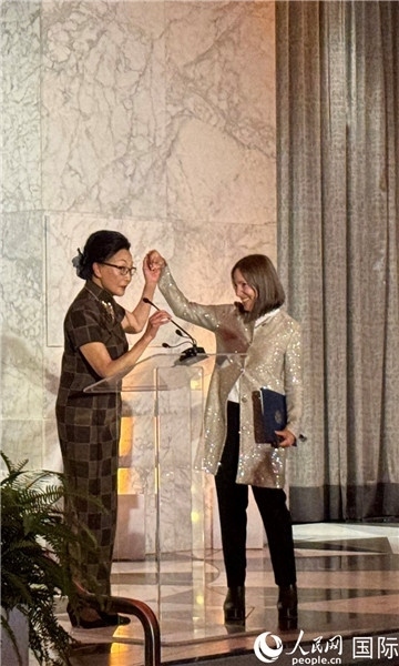 加州副州長康伊蓮為方李邦琴獲獎致辭。人民網(wǎng)記者 鄧圩攝