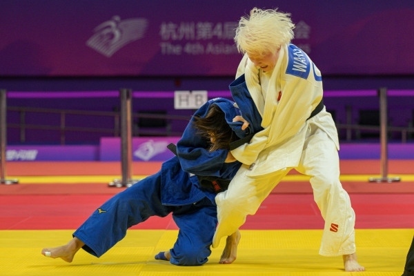 10月24日，杭州第4屆亞殘運(yùn)會柔道女子J2級57公斤級決賽舉行。圖為中國隊(duì)選手王嘉楠（右）和日本隊(duì)選手廣瀨順子在比賽中。圖片來源：杭州亞殘組委