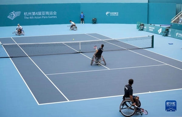10月24日，在杭州第4屆亞殘運(yùn)會輪椅網(wǎng)球男子雙打1/4決賽中，中國組合董順江/紀(jì)珍旭以0比2不敵韓國組合任浩元/韓成奉，無緣半決賽。圖為董順江（右二）/紀(jì)珍旭（右一）在比賽中。新華社記者 才揚(yáng)攝