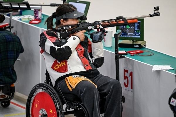 10月23日，杭州第4屆亞殘運(yùn)會射擊(R2)SH1級女子10米氣步槍立射資格賽舉行。圖為中國隊(duì)選手張翠平在比賽中。圖片來源：杭州亞殘組委