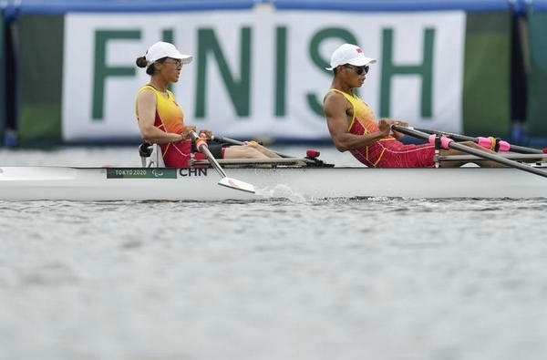2021年8月29日，在東京殘奧會賽艇項(xiàng)目PR2級混合雙人雙槳決賽中，中國組合劉爽/蔣繼劍獲得銅牌。圖為劉爽（左）/蔣繼劍在比賽中。新華社記者 胡虎虎攝（資料圖）