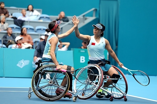 10月25日，杭州亞殘運(yùn)會(huì)輪椅網(wǎng)球女雙決賽，中國組合朱珍珍(右)/郭珞瑤慶祝得分。人民網(wǎng)記者 胡雪蓉?cái)z