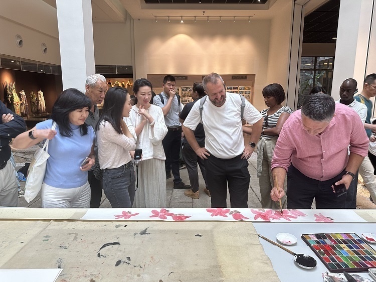 首屆國際傳播“絲路獎(jiǎng)”獲獎(jiǎng)代表等在廣州市荔灣區(qū)永慶坊參加文化交流活動(dòng)。楊爍壁、王燕攝影報(bào)道