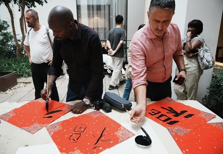 首屆國際傳播“絲路獎(jiǎng)”獲獎(jiǎng)代表等在廣州市荔灣區(qū)永慶坊參加文化交流活動(dòng)。楊爍壁、王燕攝影報(bào)道