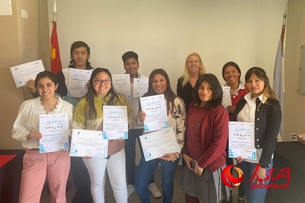 社區(qū)工作專家莫伊拉（后排右二）向“中文工坊”第二期培訓(xùn)班部分結(jié)業(yè)學(xué)員頒發(fā)由薩爾塔省教育部簽發(fā)的結(jié)業(yè)證書。人民網(wǎng)記者 吳思萱攝