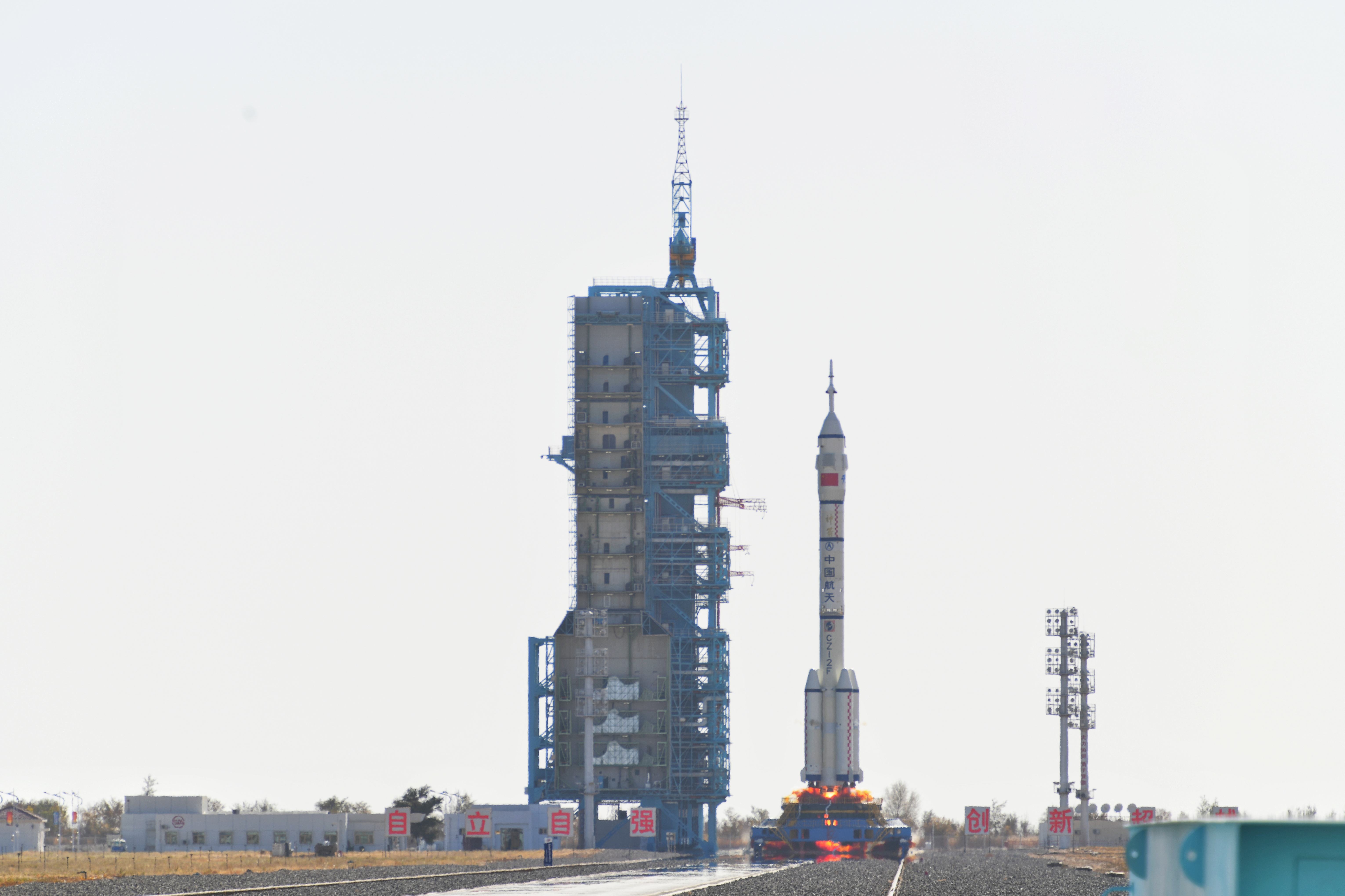 神舟十七號(hào)載人飛船發(fā)射升空震撼瞬間。人民網(wǎng) 張啟川攝