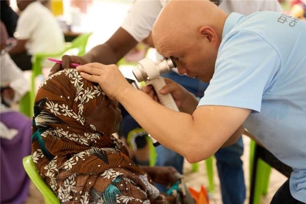 醫(yī)療隊(duì)為當(dāng)?shù)鼗颊吡x診。中國援桑醫(yī)療隊(duì)供圖