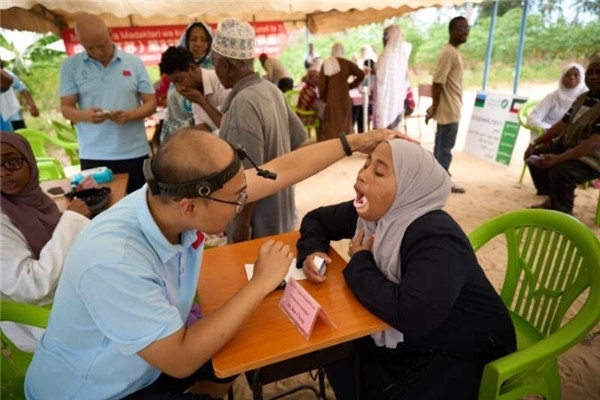 醫(yī)療隊(duì)為當(dāng)?shù)鼗颊吡x診。中國援桑醫(yī)療隊(duì)供圖