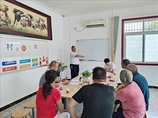 泉塘村17組議事會(huì)正在討論土地整理事項(xiàng)。湖南省司法廳供圖