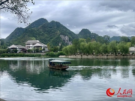 秋日的邊城鎮(zhèn)，青山滴翠、碧水含情。人民網(wǎng) 周靜圓攝